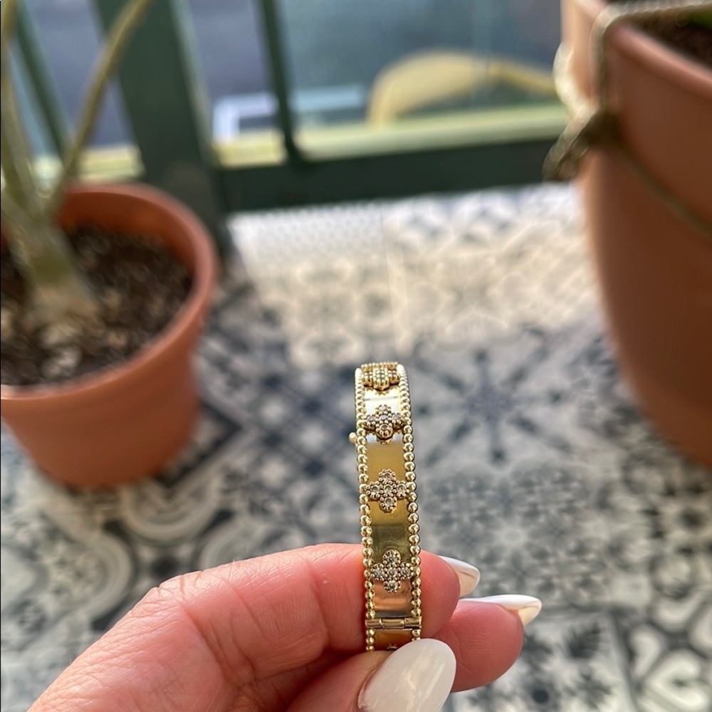 Elegant Gold-Tone Bracelet - Picture 3 of 17